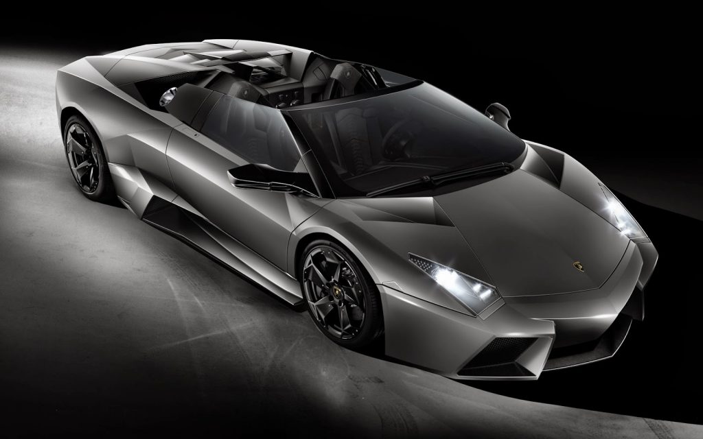 Lamborghini Reventon precio aproximado 1,1 millones de euros. Solo hay unos 20 a la venta, es uno de los coches más potentes del mundo.