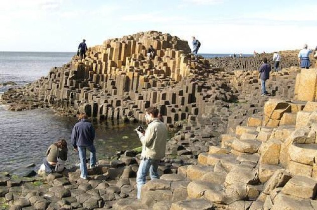 Formaciones geométricas de basalto columnar creadas por enfriamiento volcánico