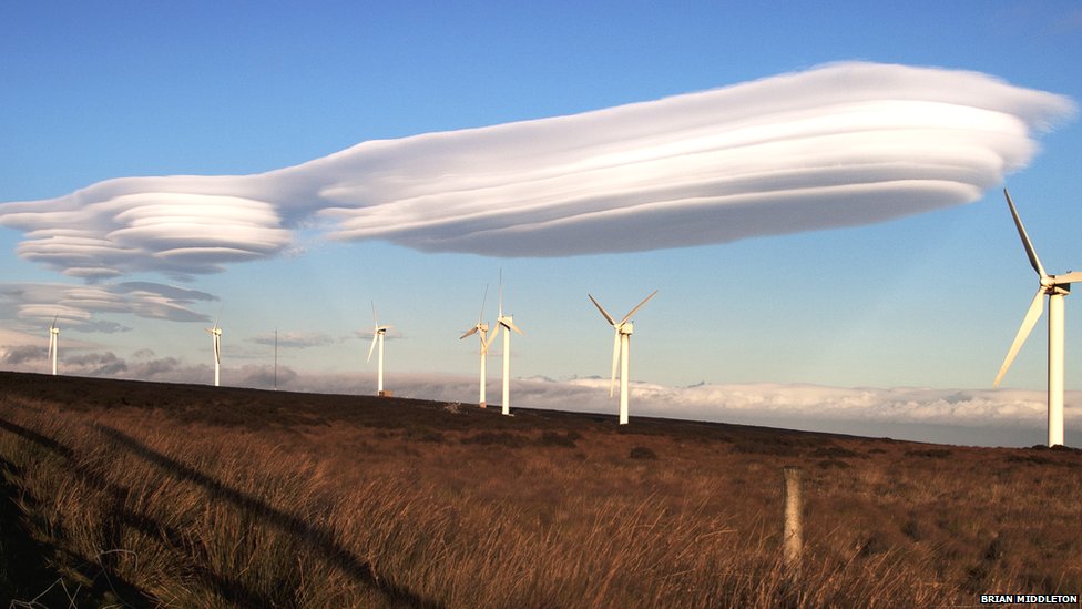 Nube lenticular con forma de platillo en el cielo 