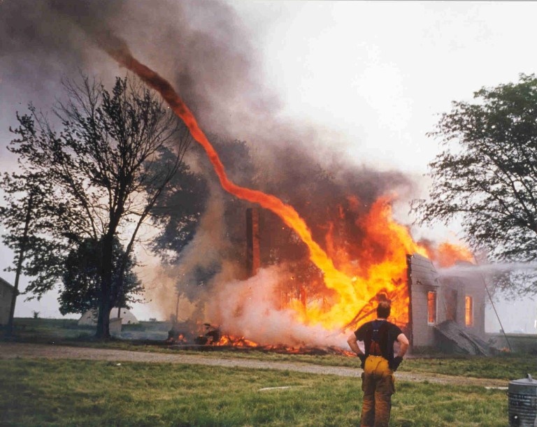 Remolino de fuego girando intensamente durante un incendio forestal