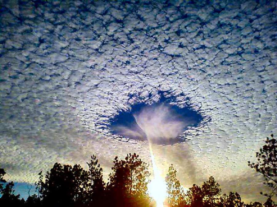 Agujero circular en las nubes conocido como sky punch o punch hole cloud