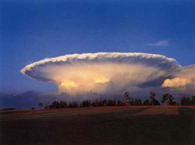 Supercélula tormentosa girando en las llanuras de Estados Unidos