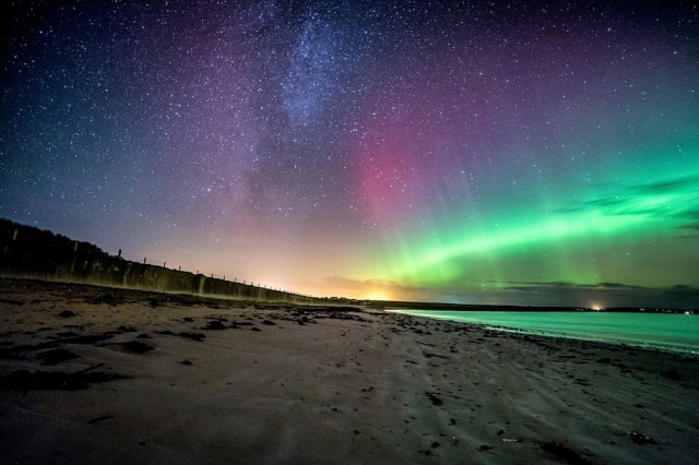 aurora-boreal-desde-una-playa-de-escocia