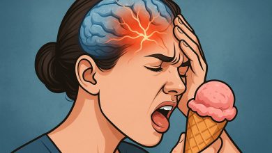 Mujer con dolor de cabeza por comer helado, ilustración del nervio trigémino activado por el frío