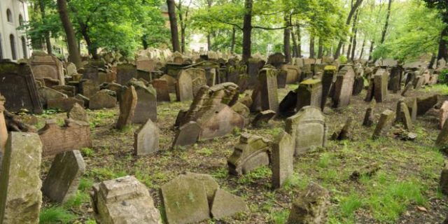 Antiguo cementerio judío en Praga