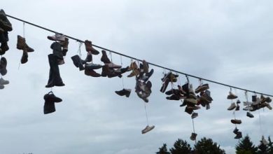Zapatos colgados del tendido eléctrico