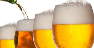 copas de cerveza con espuma