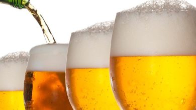 copas de cerveza con espuma