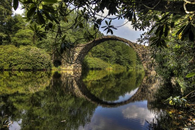 puente-del-lago-rakotzee-alemania