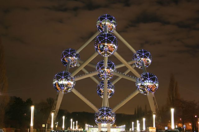 Atomium-en-la-noche-bruselas