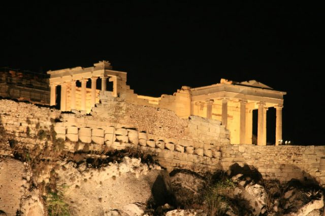 acropolis-de-atenas-en-la-noche
