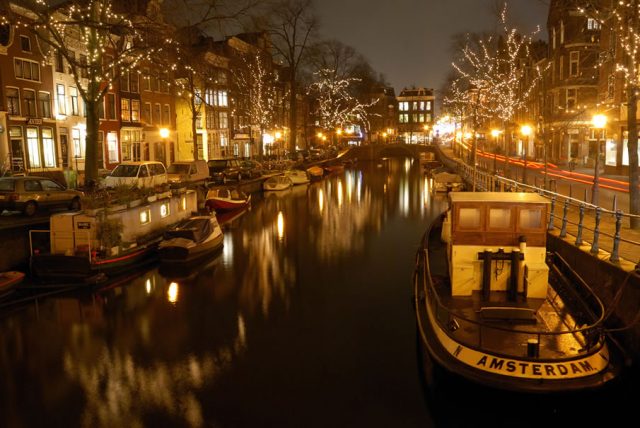 canales-amsterdam-en-la-noche