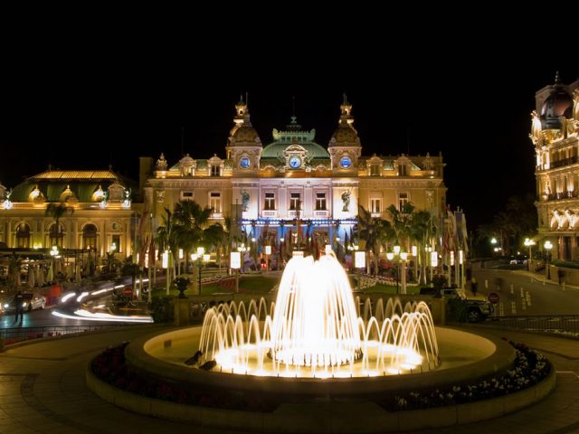 casino-de-monte-carlo-en-la-noche