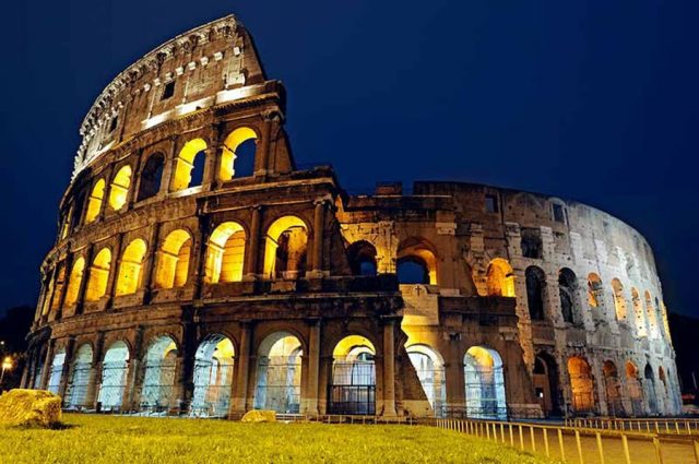 coliseo-romano-en-la-noche