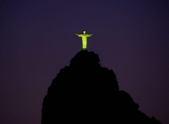 cristo-redentor-cristo-brazos-abiertos-rio-de-janeiro-en-la-noche