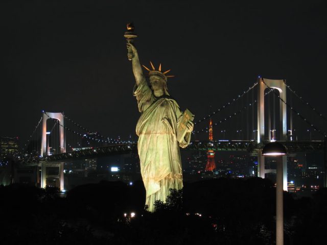 estatua-libertad-en-la-noche