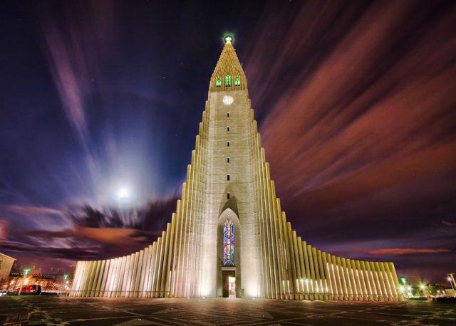 la-gran-iglesia-de-reykjavik-islandia-noche