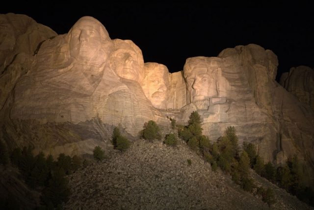 mount-rushmore-national-memorial-dakota-del-sur-estados-unidos-en-la noche