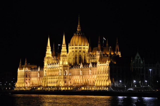parlamento-hungaro-en-la-noche