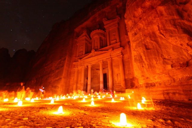 petra-enclave-arqueologico-en-jordnia-en-la-noche