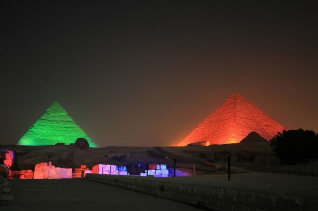 piramides-de-giza-y-necropolis-en-la-noche