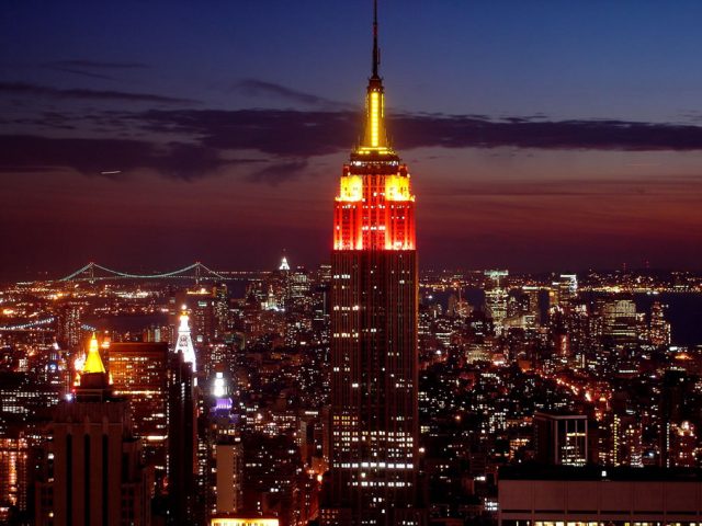 rascacielos-empire-state-building-Nueva-York-isla-de-manhattan-en-la-noche