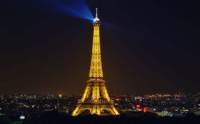 torre-eiffel-en-la-noche