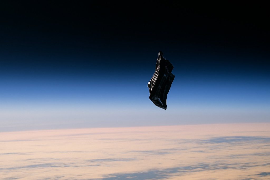 Imagen del supuesto satélite Black Knight orbitando la Tierra, capturado desde el espacio con el planeta al fondo