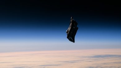 Imagen del supuesto satélite Black Knight orbitando la Tierra, capturado desde el espacio con el planeta al fondo