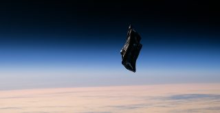 Imagen del supuesto satélite Black Knight orbitando la Tierra, capturado desde el espacio con el planeta al fondo